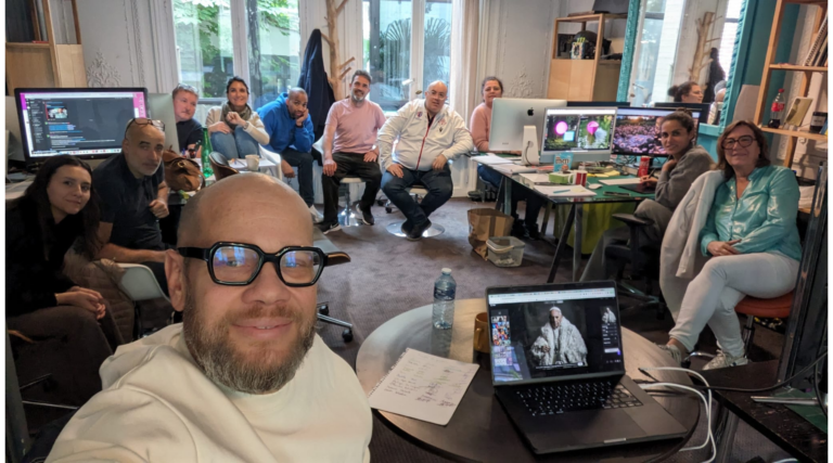 Photo d'un formateur de chez Maikers Academy qui forme à l'intelligence artificielle 15 apprenants.