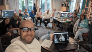 un formateur délivre une formation en intelligence artificielle devant des élèves